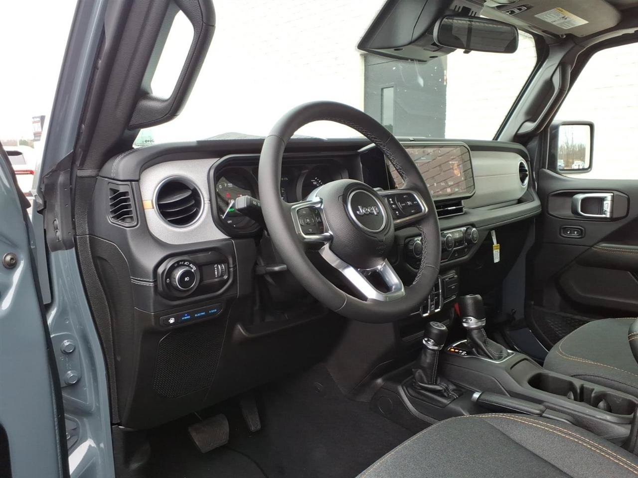 Used 2025 Jeep Wrangler Unlimited Sahara AWD/4WD image 5