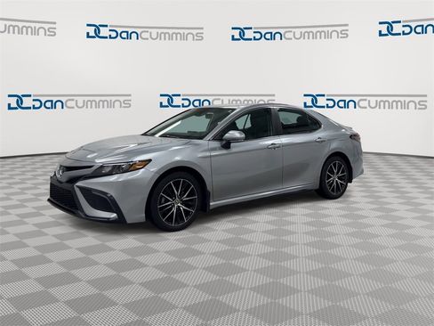 Used 2023 Toyota Camry SE image 4