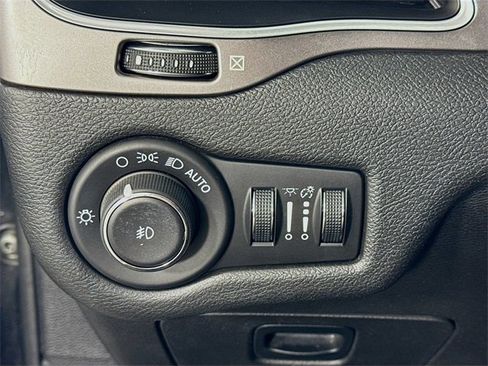 Used 2020 Jeep Cherokee Latitude Plus image 10