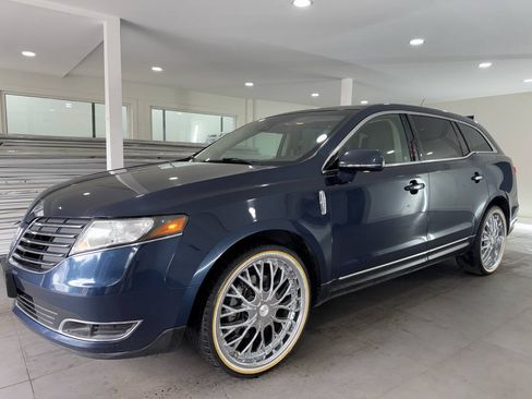 Used 2017 Lincoln MKT FWD image 2