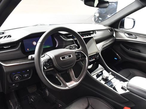 Used 2023 Jeep Grand Cherokee Overland image 12