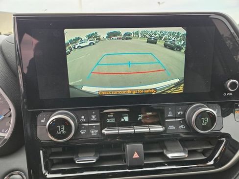 Used 2023 Toyota Highlander Bronze Edition FWD image 14