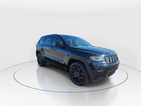 Used 2020 Jeep Grand Cherokee Altitude image 2
