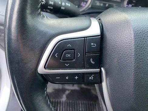 Used 2023 Toyota Highlander XLE image 26