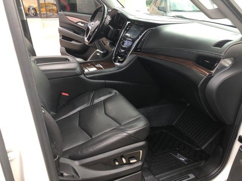 Used 2019 Cadillac Escalade Premium Luxury image 11