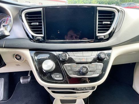 Used 2022 Chrysler Pacifica Touring-L FWD image 12