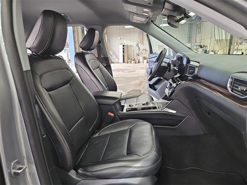 Used 2024 Ford Explorer Limited image 10