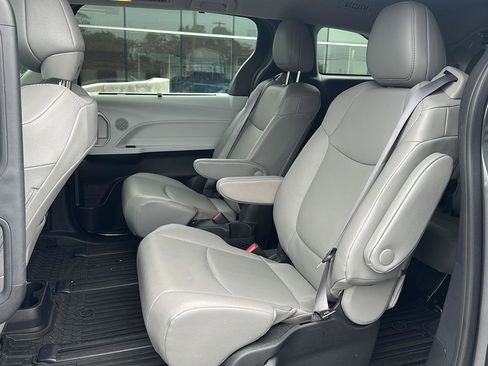 Used 2025 Toyota Sienna XLE w/ XLE Plus Package AWD/4WD image 10
