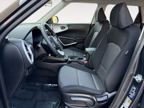 Used 2025 Kia Soul LX w/ LX Technology Package FWD image 14