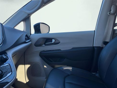 Used 2024 Chrysler Pacifica Touring-L image 36