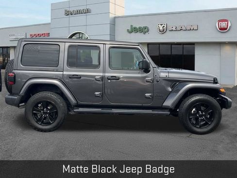 Used 2022 Jeep Wrangler Unlimited Sahara AWD/4WD image 8