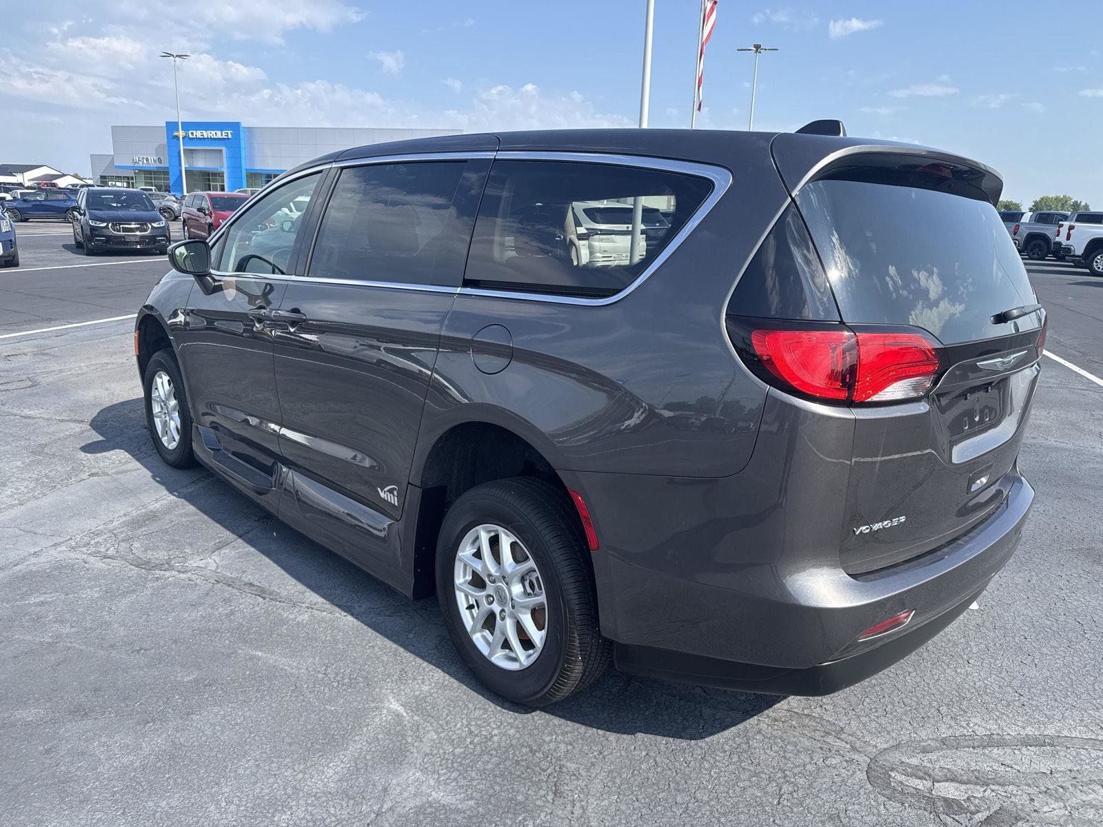 Used 2022 Chrysler Voyager LX FWD image 4