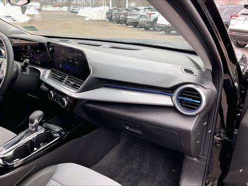 Used 2025 Chevrolet Trax LT w/ LT Convenience Package image 13