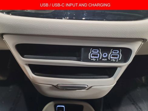 Used 2024 Chrysler Pacifica Touring-L image 19