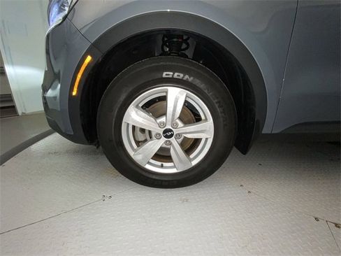 Used 2023 Kia Sorento LX image 10