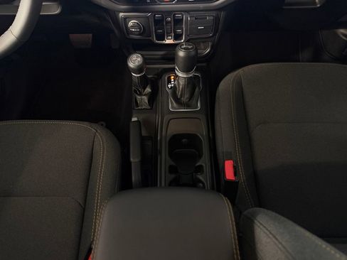 Used 2025 Jeep Wrangler Unlimited Sahara AWD/4WD image 17