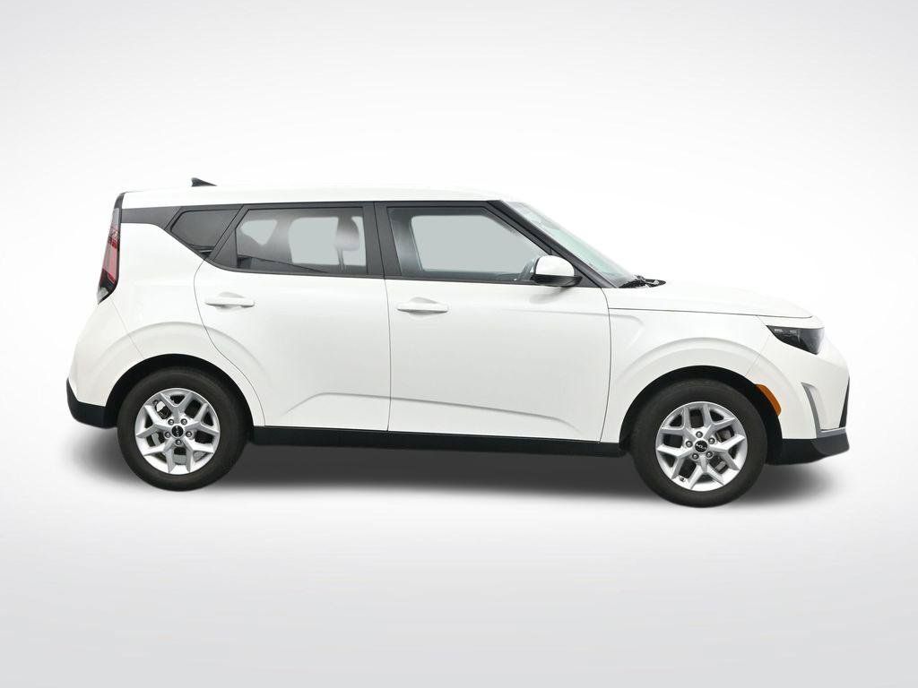 Used 2023 Kia Soul LX w/ Option Group 015 FWD image 4