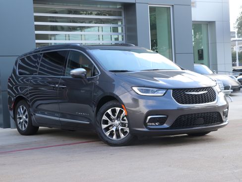 Used 2022 Chrysler Pacifica Pinnacle image 2