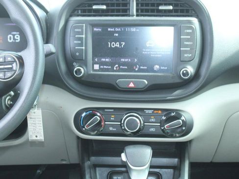 Used 2023 Kia Soul LX w/ LX Technology Package image 15