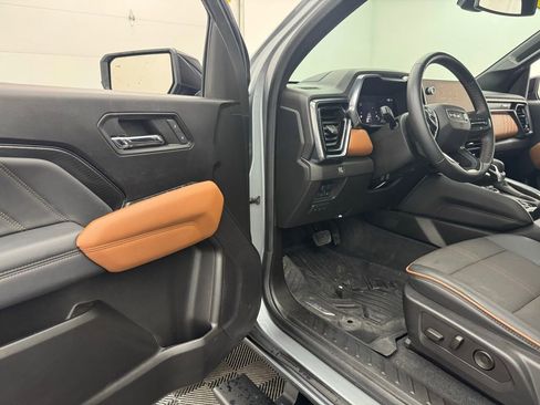 Used 2024 GMC Canyon AT4 w/ Technology Package image 16