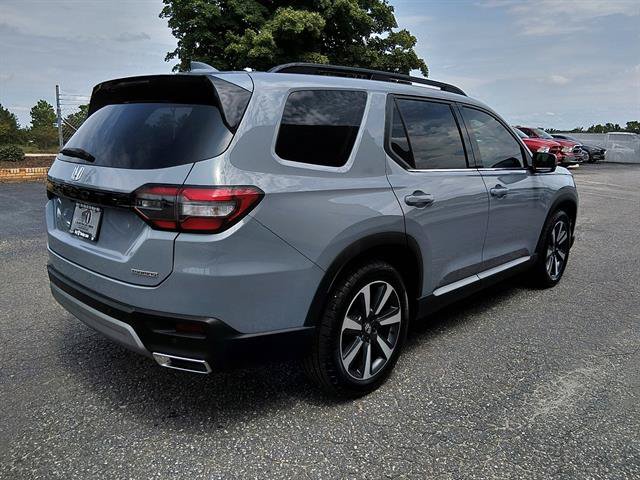 Used 2025 Honda Pilot Touring image 3