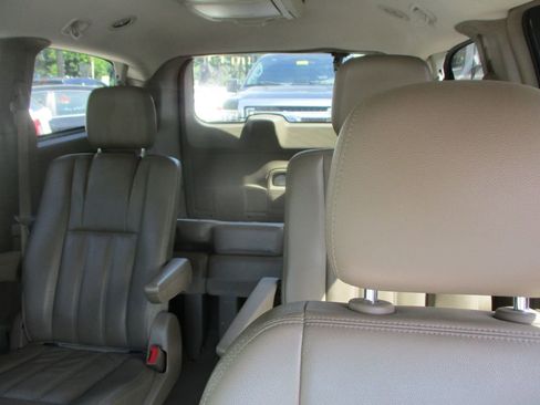 Used 2014 Chrysler Town & Country Touring FWD image 12