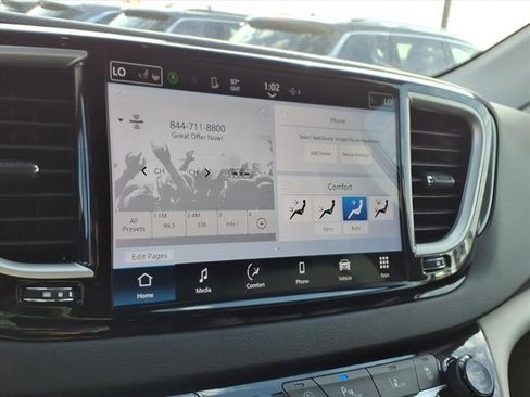 Used 2024 Chrysler Pacifica Touring-L image 11