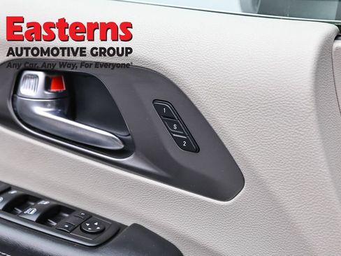 Used 2023 Chrysler Pacifica Touring-L FWD image 21