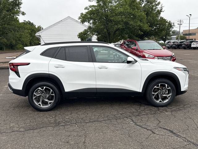 Used 2024 Chevrolet Trax LT w/ Driver Confidence Package FWD image 8