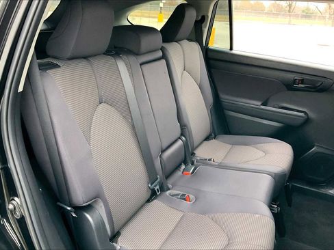 Used 2023 Toyota Highlander LE image 19