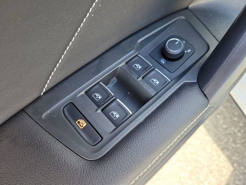 Used 2024 Volkswagen Tiguan SE AWD/4WD image 16