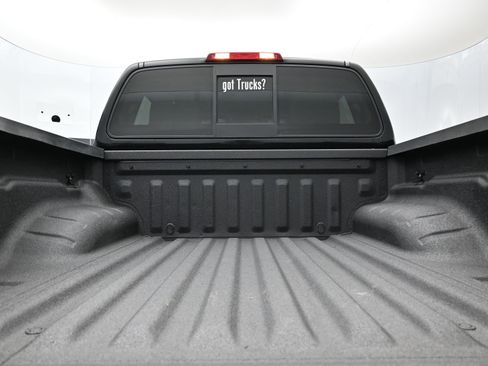 Used 2020 Nissan Frontier SV image 6