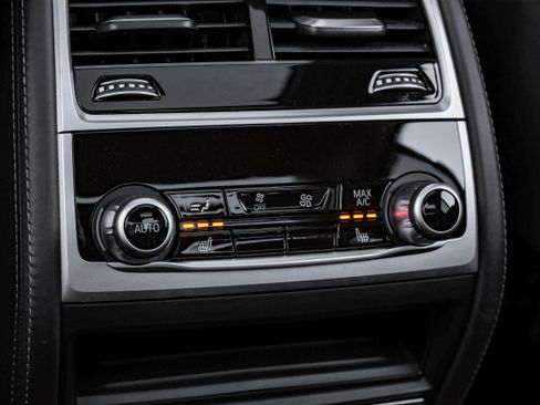 Used 2021 BMW 750i xDrive image 44