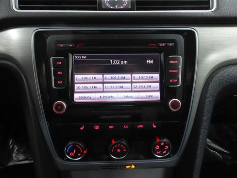 Used 2014 Volkswagen Passat 2.5 SE image 14