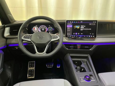Certified 2025 Volkswagen Tiguan SE R-Line image 20