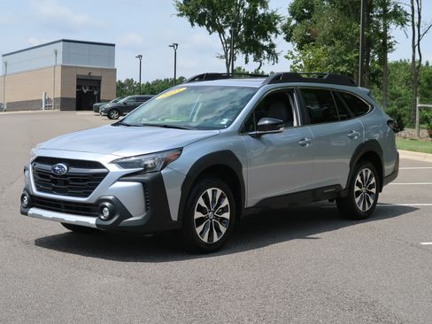 Used 2025 Subaru Outback Limited w/ Popular Package #2 AWD/4WD image 3