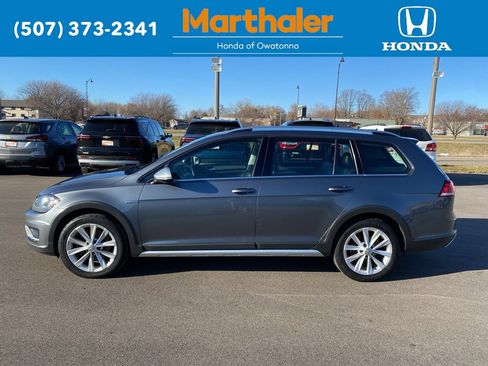 Used 2018 Volkswagen Golf Alltrack S image 2