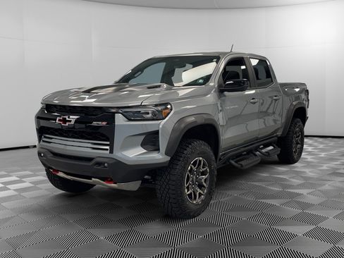 Used 2025 Chevrolet Colorado ZR2 w/ Technology Package AWD/4WD image 4