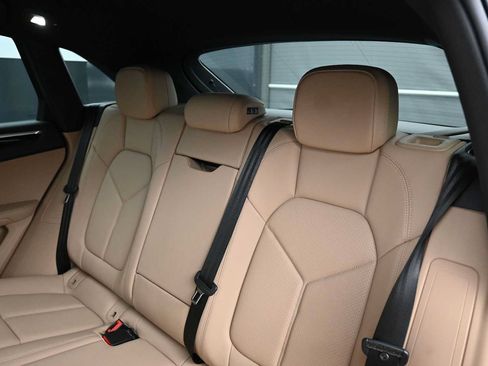 Certified 2025 Porsche Macan AWD/4WD image 17