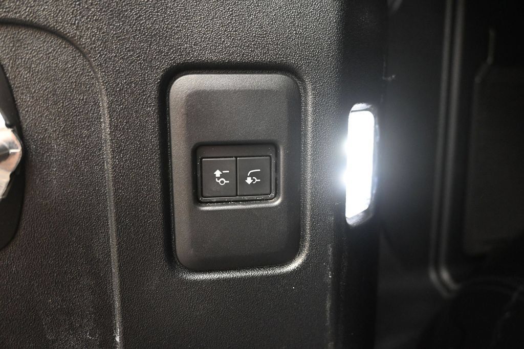 Used 2025 Land Rover Defender 110 X-Dynamic SE AWD/4WD image 18