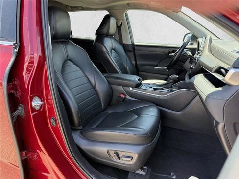 Used 2022 Toyota Highlander XLE FWD image 13