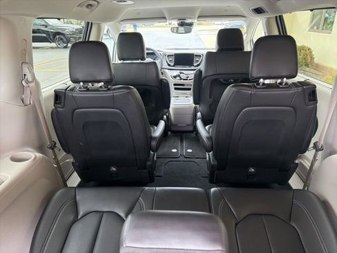 Used 2024 Chrysler Pacifica Touring-L FWD image 21