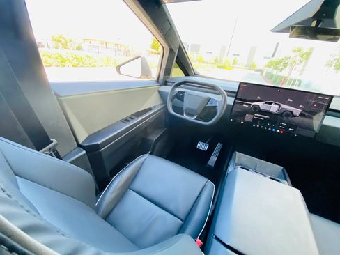 Used 2024 Tesla Cybertruck AWD Crew Cab image 27