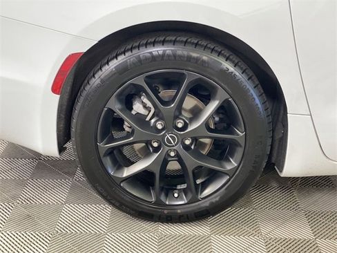 Used 2025 Chrysler Pacifica Limited image 39