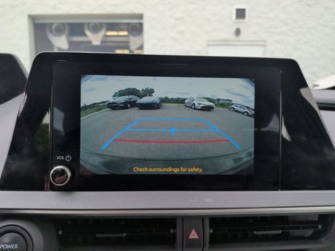 Used 2025 Toyota Prius LE FWD image 20
