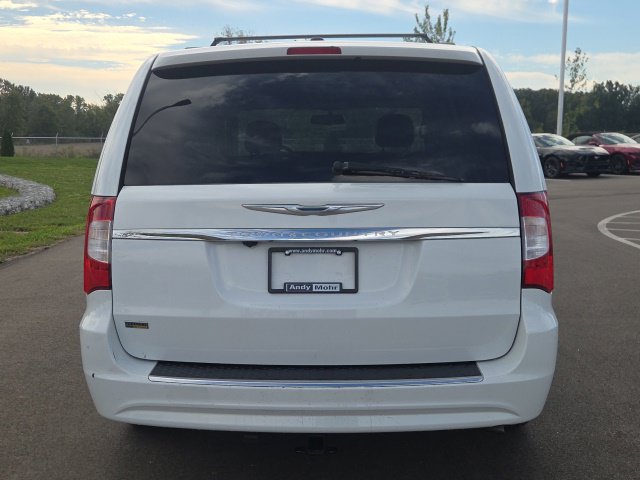 Used 2016 Chrysler Town & Country Touring FWD image 8