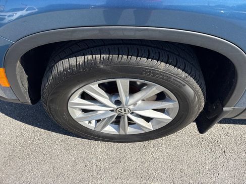 Used 2017 Volkswagen Tiguan Limited w/ Alloy Wheels Package FWD image 10