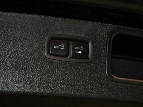 Certified 2023 Porsche Macan AWD/4WD image 21