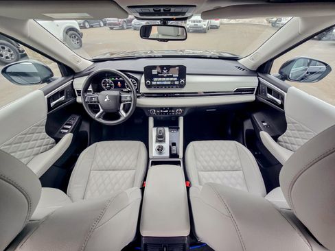 Used 2024 Mitsubishi Outlander SEL image 2