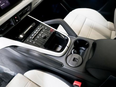 New 2025 Porsche Cayenne Turbo image 18